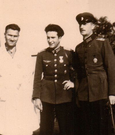Поручик Неделчо Бончев (в средата) на лечение в Хисаря, 1 юни 1944 година