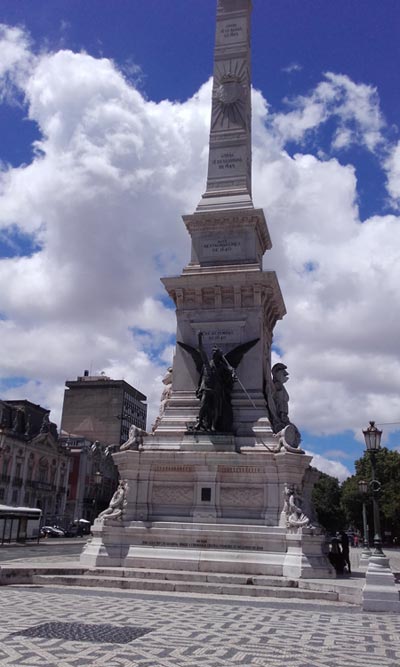 Площадът на Реставрацията - обелискът в чест на освобождението през 1640 г.