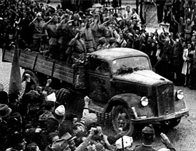 Българи посрещат съветски войници, качени на трофеен немски камион "Опел"