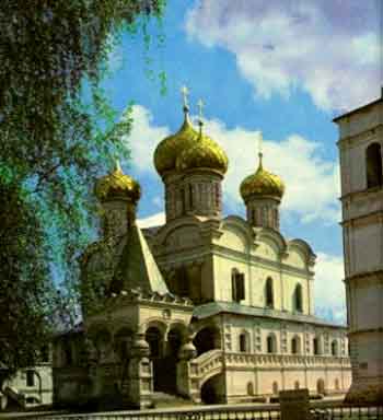 Фиг. 10. Троицкий собор, издигнат през 1422 г. над гроба на Св. Сергий Радонежски, 