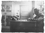 1937 г. Инж. Тома Николов в кабинета си в Радио Варна