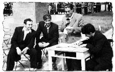 1965 г. Николай Драганов (с микрофона) оповестява резултатите от щафетната обиколка на Радио Варна на Трети март