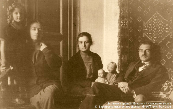 Проф. П. Бицили със семейството си