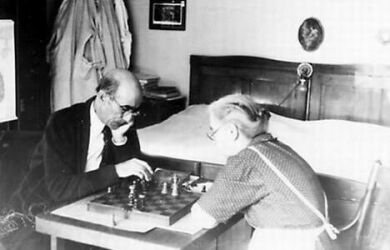Баба Злата и дядо Георги играят шах в спалнята си, Варна, 1967. 