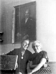 Баба Злата и леля Клер под масления портрет на баща им Иван Паунчев, Варна, 1971 г. 