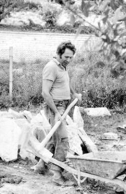 Братовчед ми Ангел на вилата си край Балчик, юли 1986 г. По това време Ангел беше началник на отдел по труда към Българските профсъюзи. 