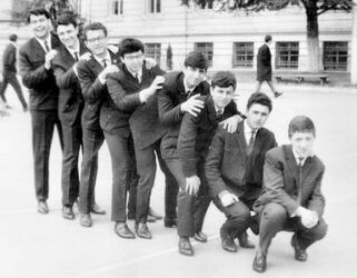 С някои мои съученици в двора на Френската езикова гимназия, точно преди завършването й, Варна, май 1965 г. 