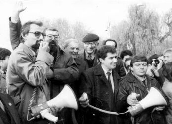 С Ахмед Доган (на преден план вляво) по време на митинг за възстановяване на имената и правата на българските турци, София, януари 1990 г.