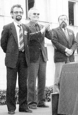 С Ахмед Доган (отляво) и Юнал Лютви на предизборен митинг в Кърджали по време на кампанията за провеждане на първите посткомунистически избори през юни 1990 г. През 2002 г. Ахмед продължава да бъде лидер на ДПС, а Юнал заема за втори път през депутатския си мандат длъжността зам. председател на Народното събрание. С Юнал бяхме съученици във Френската езикова гимназия във Варна през 1961-63 г. По-късно той беше официално идентифициран като сътрудник на бившата Държавна сигурност за времето 1965-92 г.