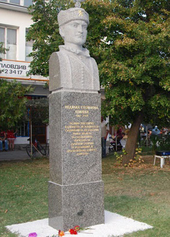 Ил. 12. Паметникът на Недялка Шилева в град Съединение