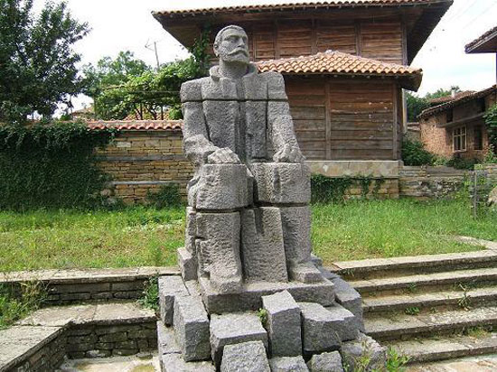 Ил. 9. Паметник на Захарий Стоянов в родното му село Медвен, Котленско