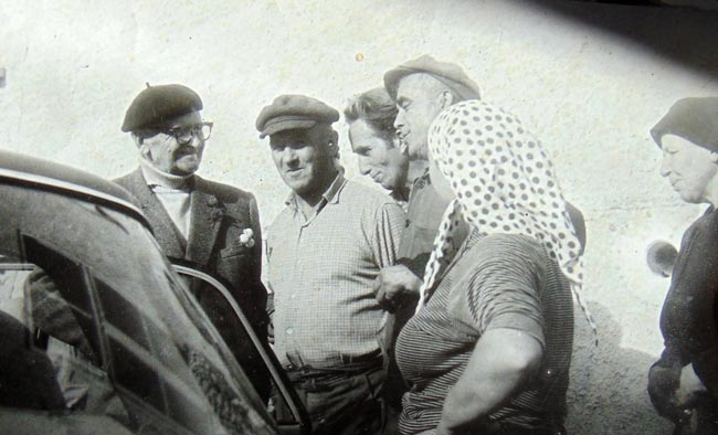Чудомир със свои съселяни в Турия - началото на 60-те години на XX век