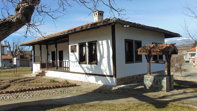 Къща музей Чудомир в село Турия - външен вид