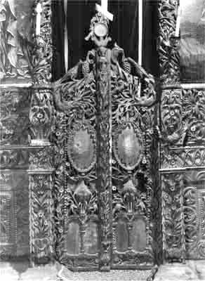 Централни “Свети” двери на иконостаса на храма “Успение на Пресвета Богородица” в Пазарджик