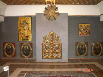 Ил. 8. Свети двери и слънце от централната част на изгорелия иконостас, експонирани в центъра на западната стена на емпорията
