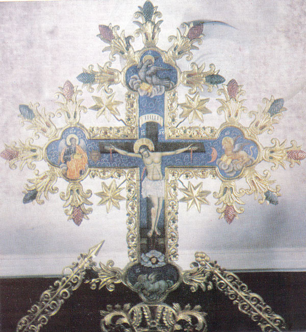 Ил. 16. Резбован кръст от иконостаса на църквата 