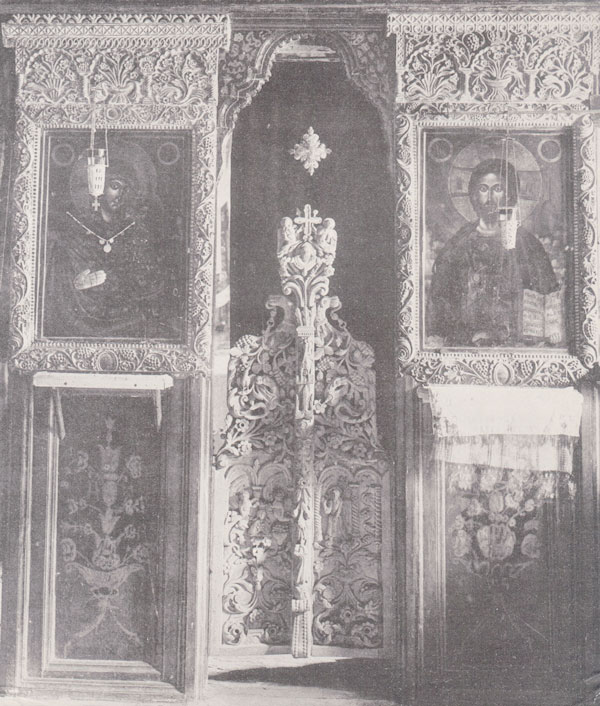 Ил. 17. Резбена допълнителна украса около централните царски икони на църквата 