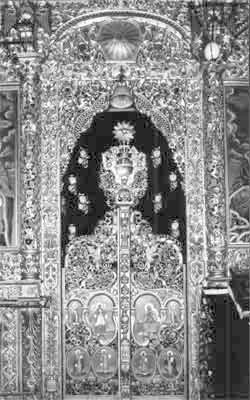 Ил. 3. Свети двери на главния иконостас в църквата 
